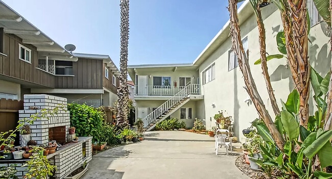 Building Photo - 1900 Rockefeller Ln