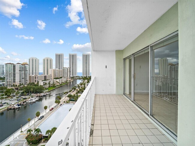 Foto del edificio - 500 Bayview Dr