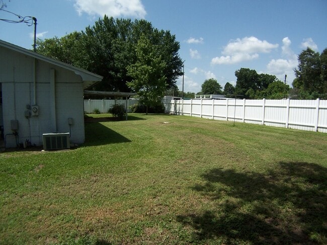 Building Photo - 3 Bedroom Home Near Lake Shipp