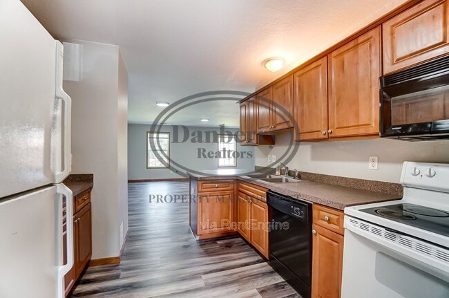 Building Photo - 1117 N Byrne Rd