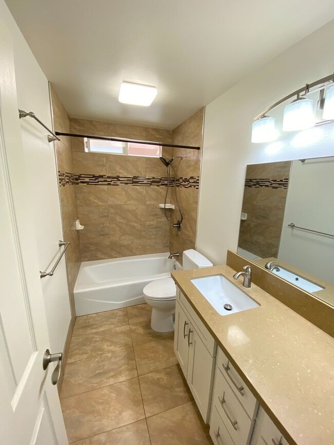Foto del edificio - Wide Open Spaces – Renovated 5-Bedroom Hom...