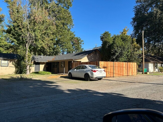 Building Photo - Spacious 1 Bedroom Apartment