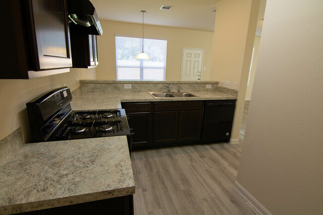 Foto del edificio - 3927 Silver Ranch Rd