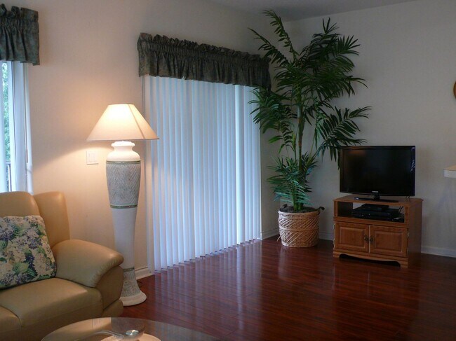 Foto del edificio - 8330 Mulligan Cir