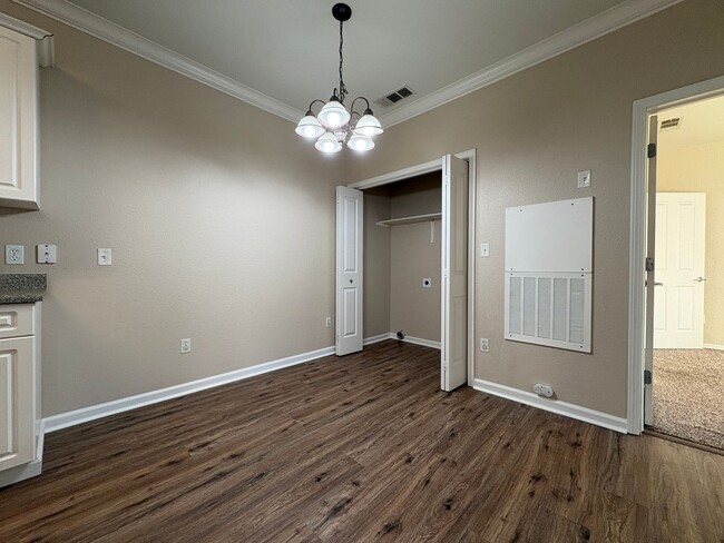 Building Photo - One Bed Condo in Gated Davis Oaks Community