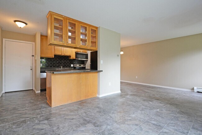 Foto del edificio - Spacious 3-Bed 1-Bath Condo For Rent in Eagan!