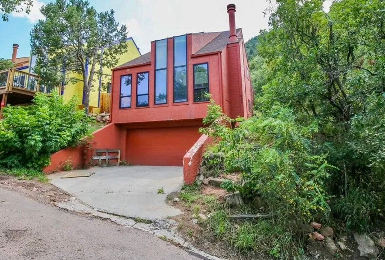 Foto principal - Short Term Furnished 2 Bdrm Rental in Manitou Springs (Available through 4/30/26)