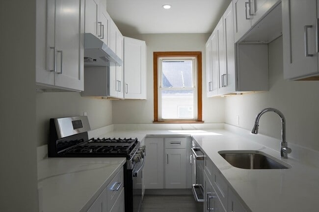 Building Photo - 97 2nd St