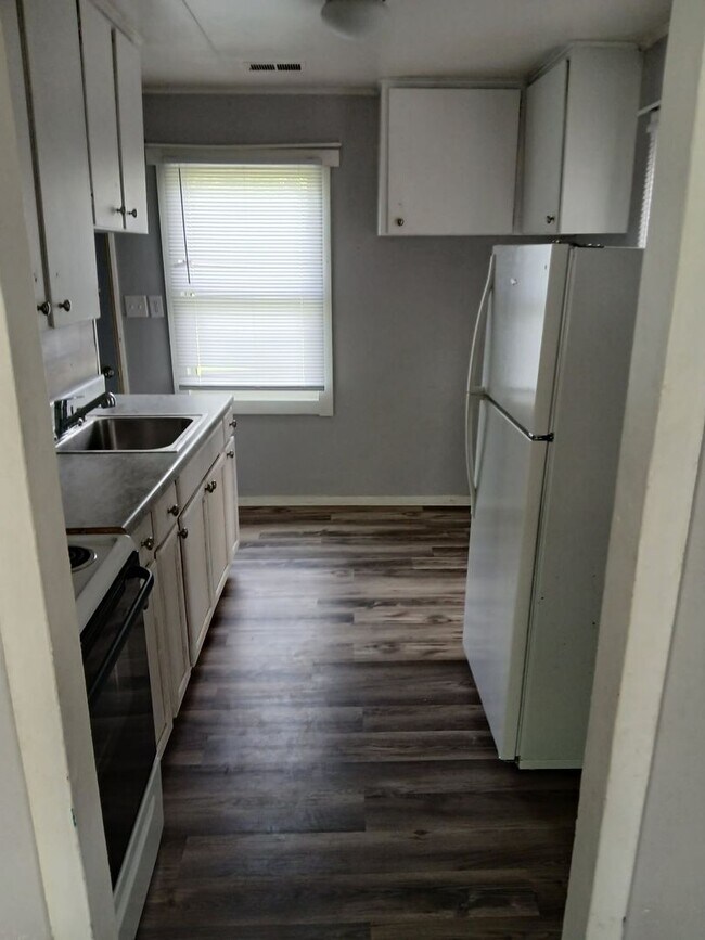 Foto del edificio - 3 bedroom 1 bathroom house