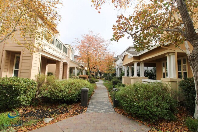 Foto del edificio - $5,995.00 - Gorgeous 2 Story 3 Bedroom 2.5 Bath Home steps away from Downtown Mountain View and C...