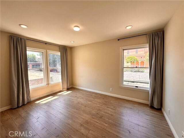 Foto del edificio - 221 N Raymond Ave