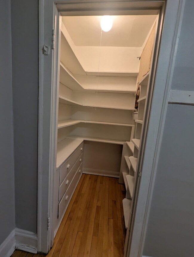 Foto del edificio - 3438 W Foster Ave