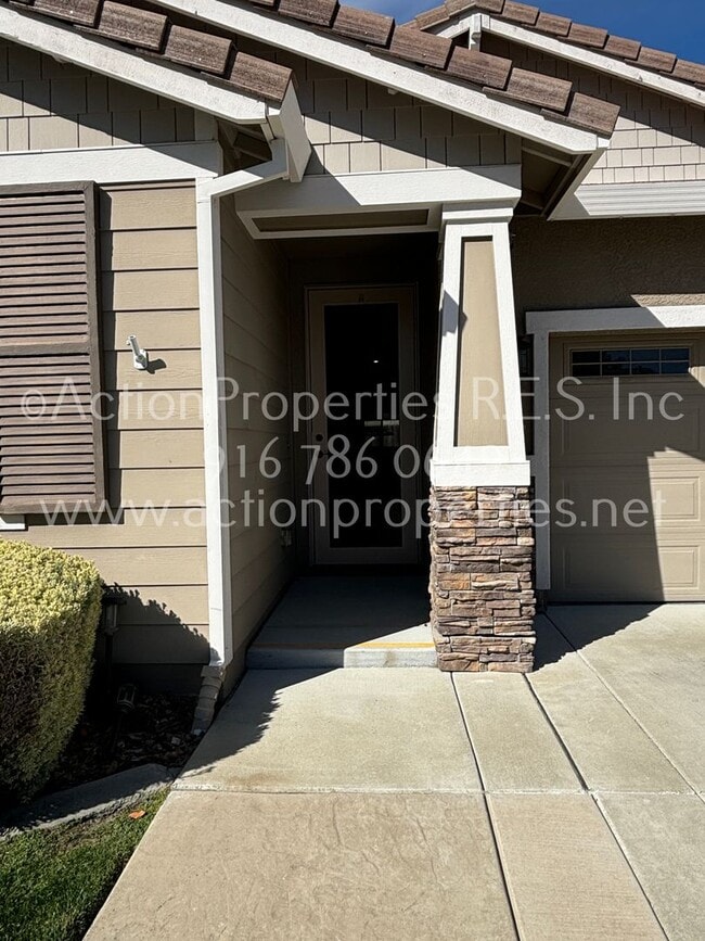 Building Photo - Solar Rocklin Gated Single Story: Close To Shopping 3 Bedroom 2 Bath, Covered Patio, Low Maintena...