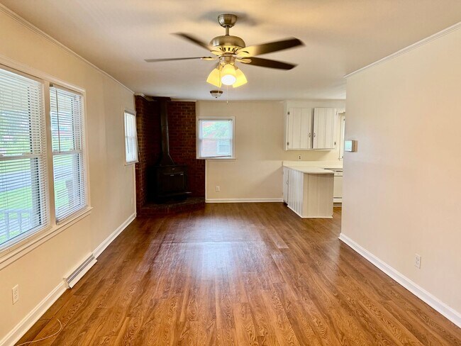 Building Photo - Three bedroom, 1 bath house in Burlington