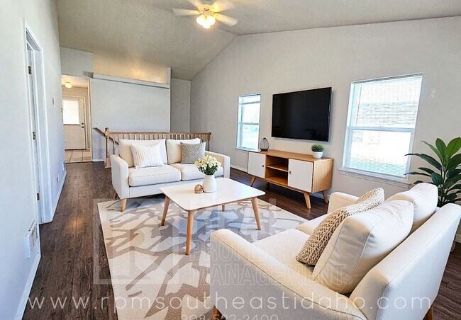 Foto del edificio - Spacious & Updated 2 Bedroom, 2 Bathroom Twin Home in Ammon with Garage, Fenced Backyard, and Hoo...