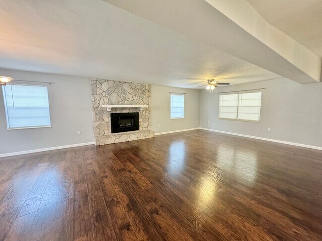 Building Photo - Auburndale Home