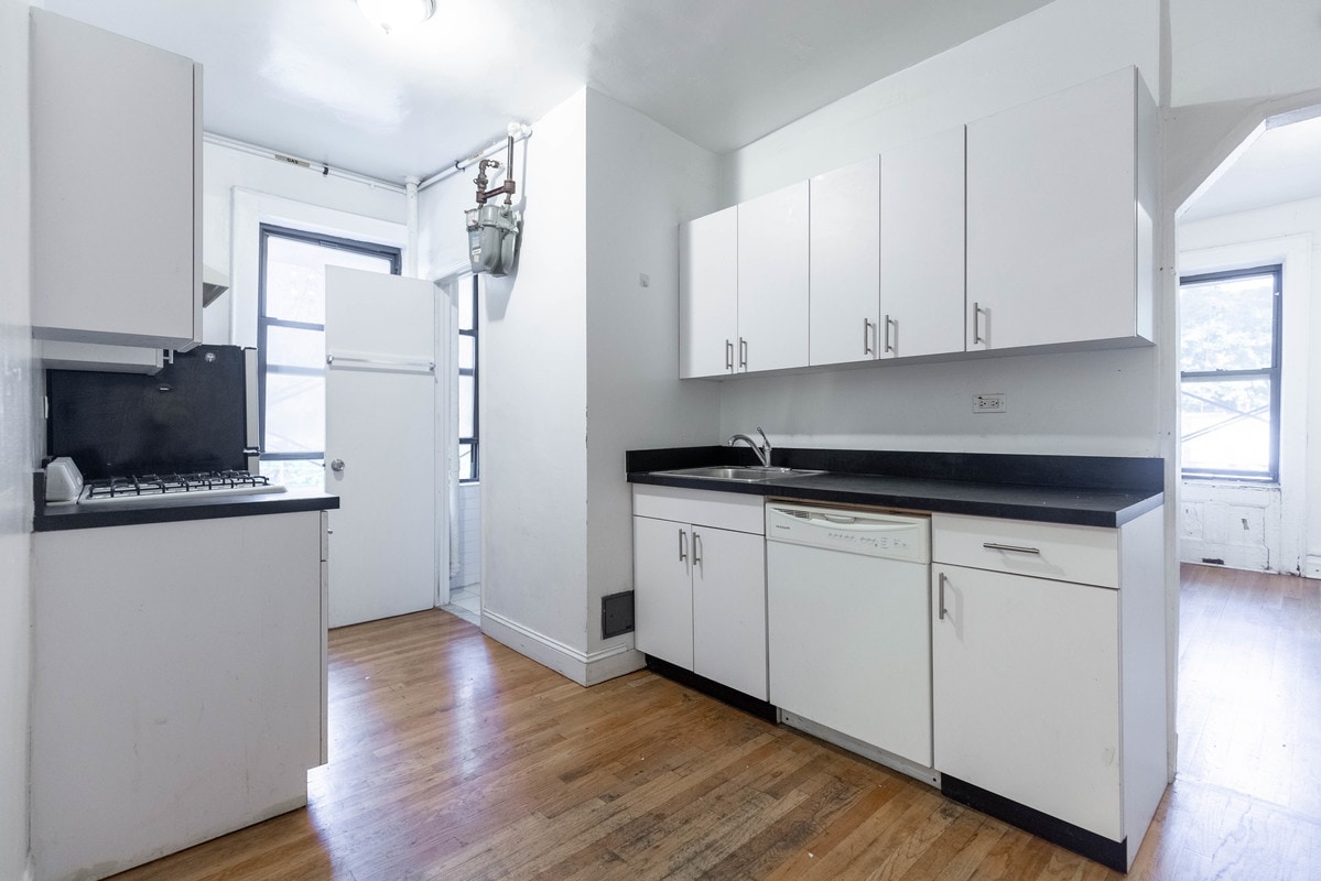 Building Photo - 542 E 14th St