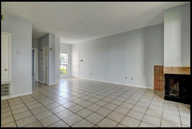 Foto del edificio - 8325 Sands Point Dr