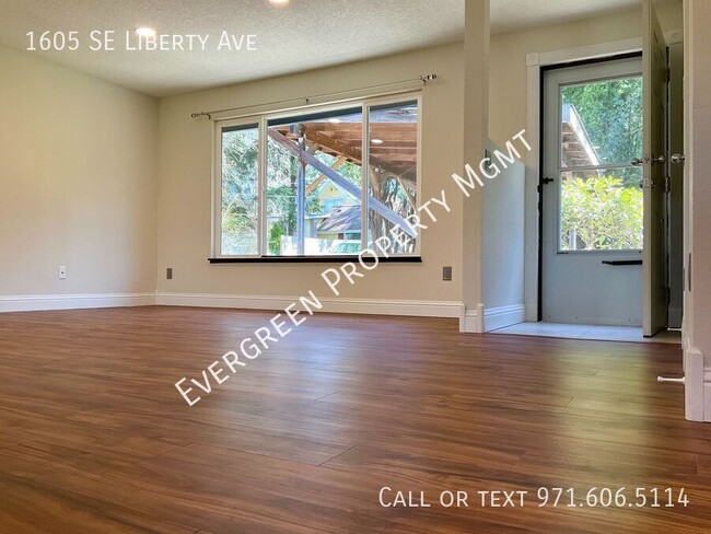 Foto del edificio - Bright & Spacious 3BR/2BA Home with Ample ...