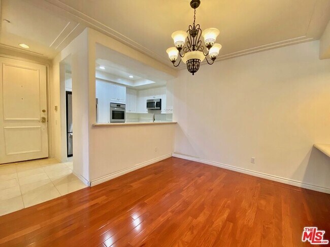 Foto del edificio - 2349 S Beverly Glen Blvd