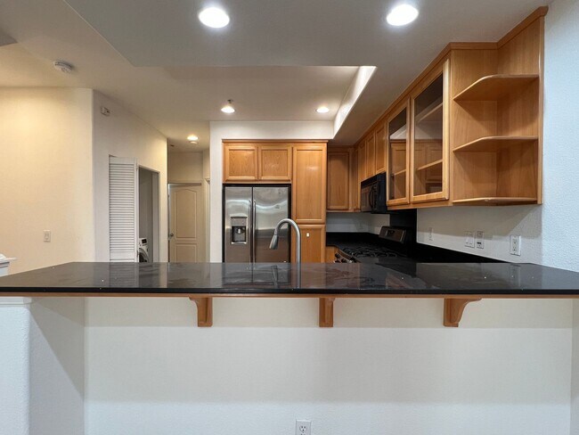 Foto del edificio - Beautiful Contemporary 3BR/3BA Tri Level T...