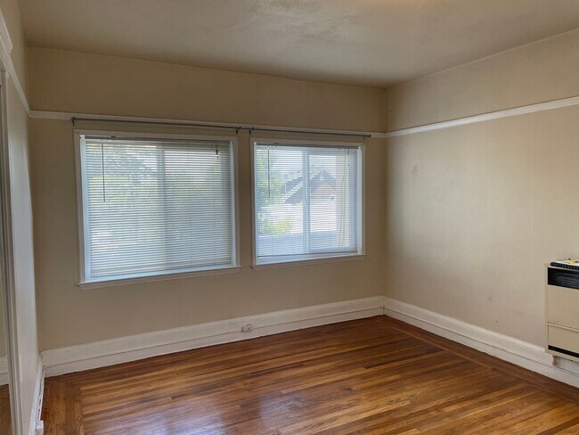 Foto del edificio - Very Bright Sunny, Quiet and Cozy location, this unit is Completely Renovated Studio