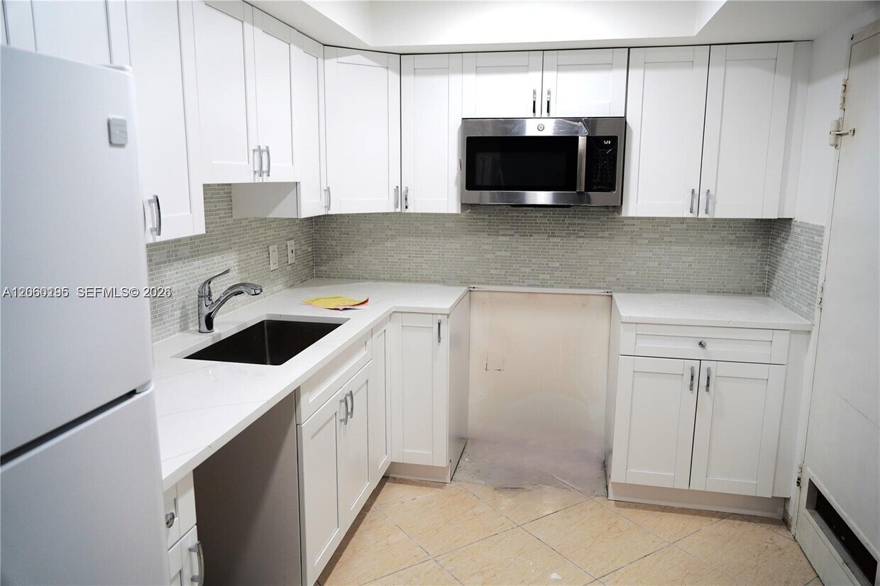Foto del edificio - 400 Kings Point Dr