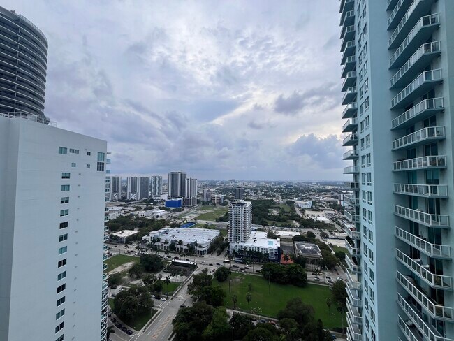 Building Photo - 1800 N Bayshore Dr