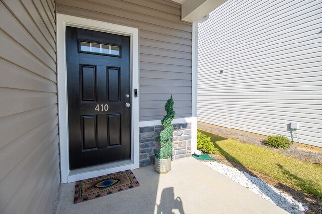 Building Photo - 410 Middlebury Ln