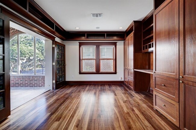 Building Photo - 615 Peden St