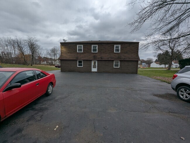 Aparcamiento en la parte trasera del edificio - 237 Summit St N