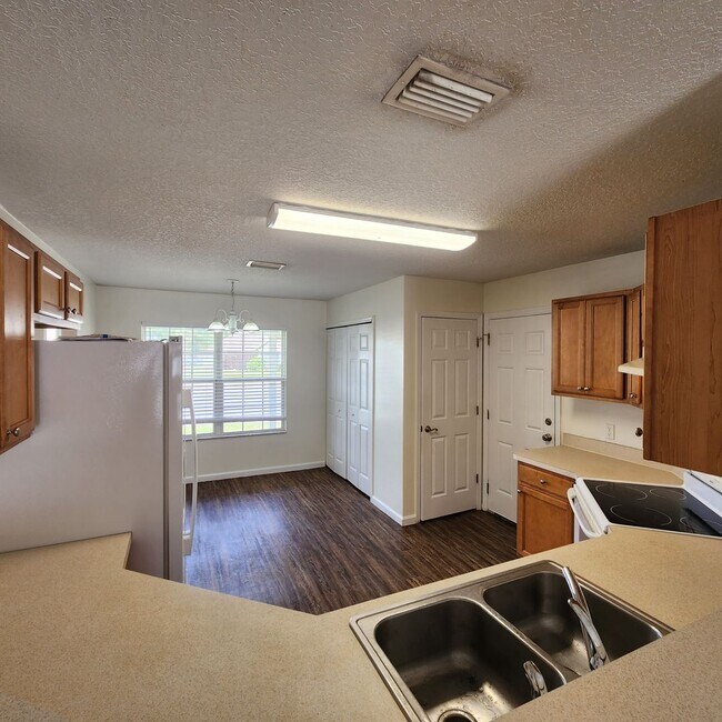 Building Photo - Holiday Special $500 Off Rent