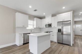 Building Photo - 3150 N Cleveland St