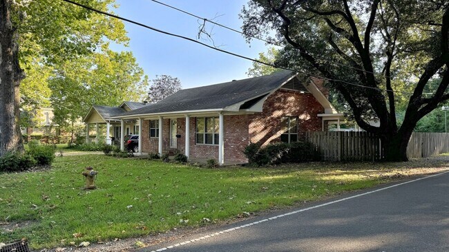Building Photo - 117 Masonic St