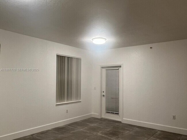 Foto del edificio - 6692 W Sample Rd