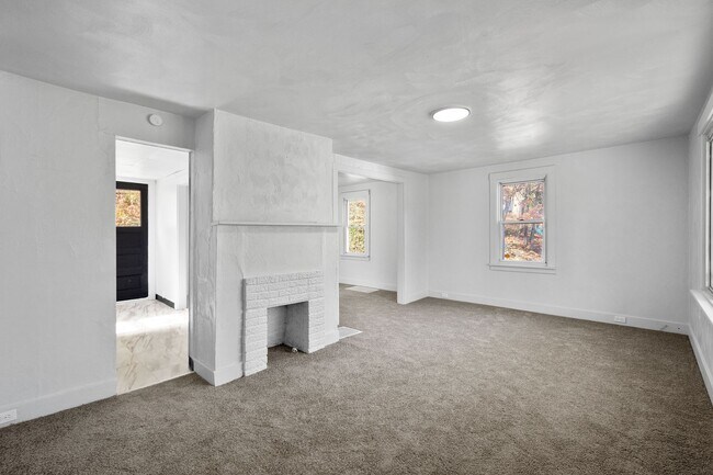 Foto del edificio - Stunning 3 bedroom home in Penn Hills avai...