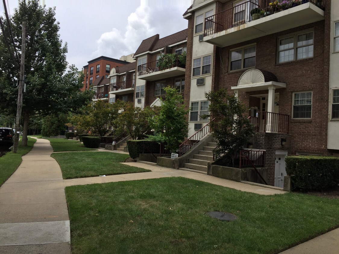 Building - 172-39 Highland Ave