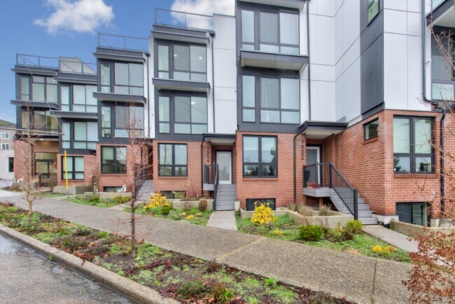 Photo - 3 bed /3 bath newer townhome in Green Lake!