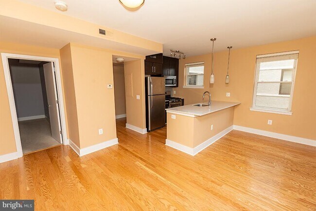 Building Photo - 811 Otis Pl NW