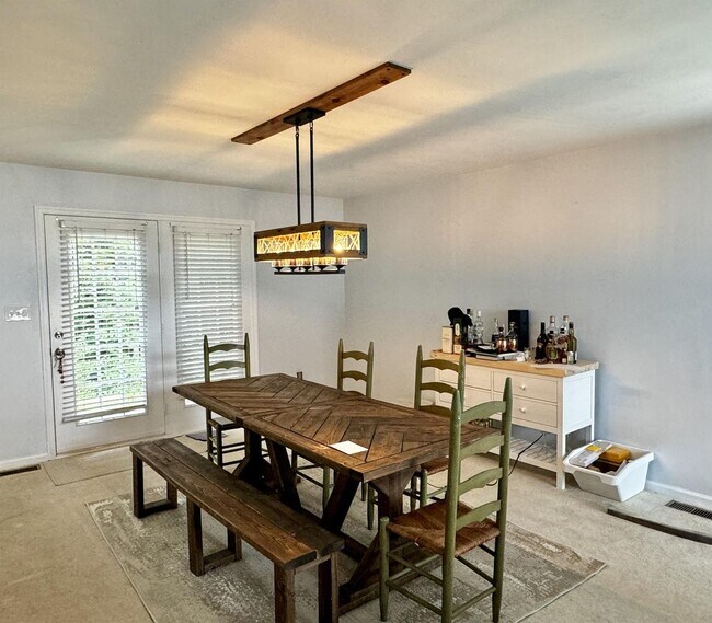 Foto del edificio - Beautiful 3 bed, 2.5 bath home with a spac...