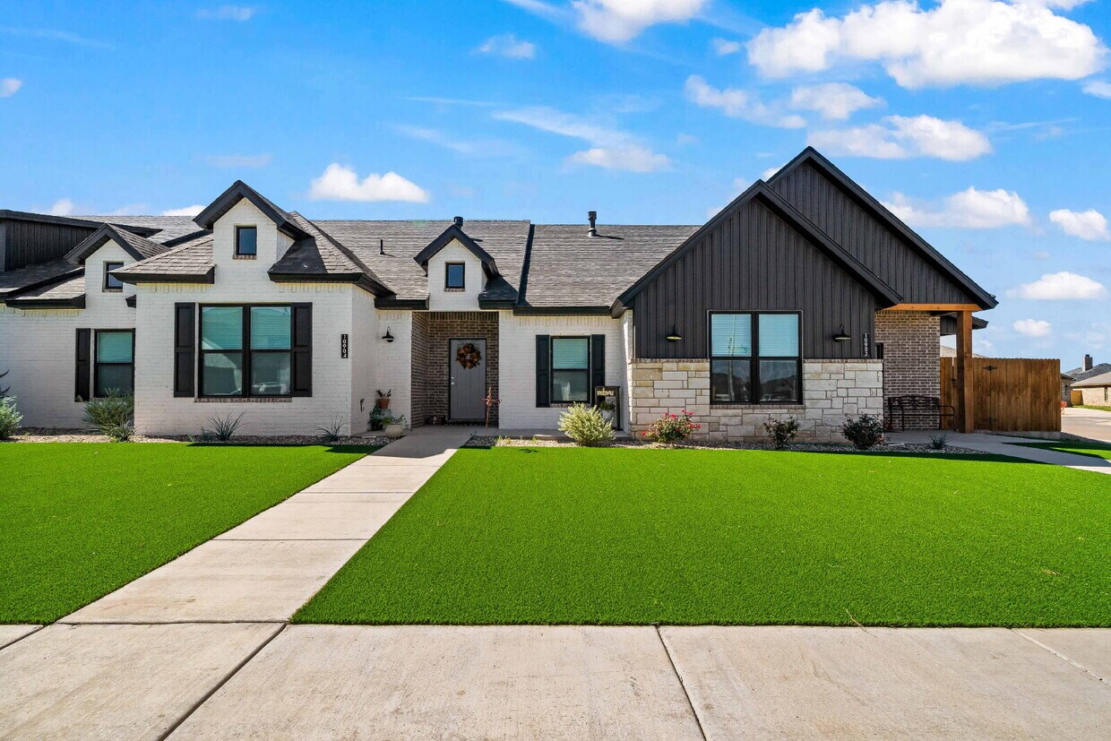Foto principal - Luxurious Townhome Located In Abbey Glen -...