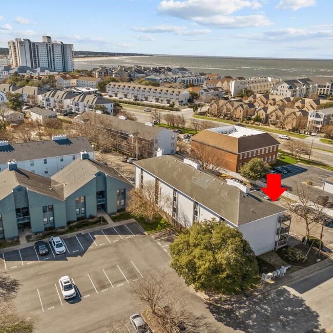 Building Photo - Beachside Bliss: Stunning 2 Bed/2 Bath Con...
