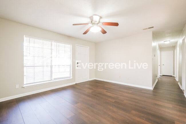 Foto del edificio - 8929 Ashwood Dr