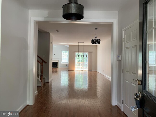 Building Photo - 244 Deepdale Dr