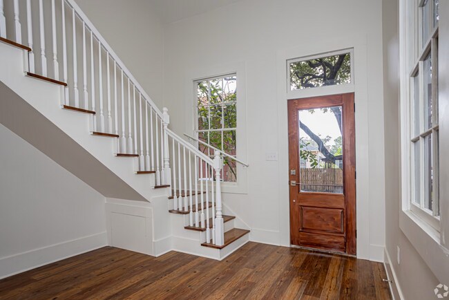 Foto del edificio - Uptown Renovated 1/1.5 apartment with Private Backyard