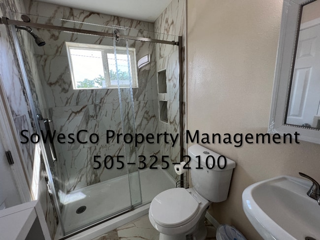 Foto del edificio - Beautiful Remodeled 3 Bed 2 Bath Furnished...