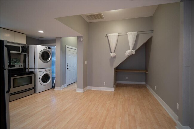 Building Photo - 711 Graham Pl
