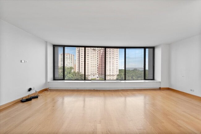 Building Photo - 5455 N Sheridan Rd