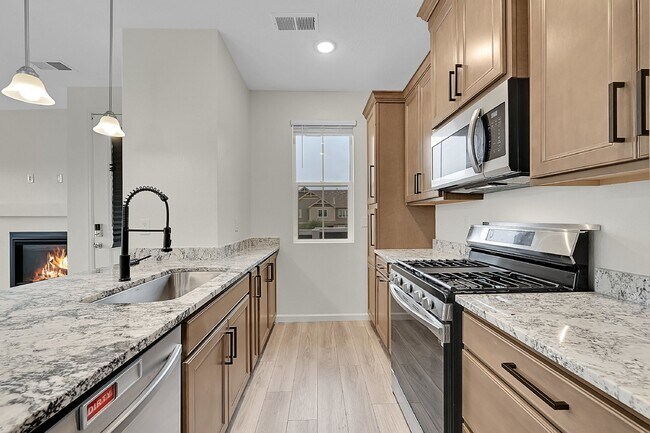Building Photo - $2,250 - 2 Bed,1 Bath, Updated townhome in...