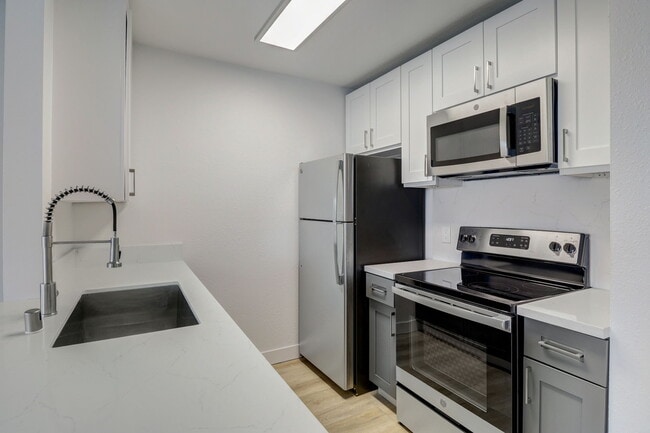 Building Photo - Bay